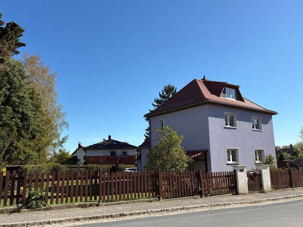 Thumbnail-Einfamilienhaus in Weixdorf zur Miete. Mit gepflegtem Garten und viel Nebengelass.