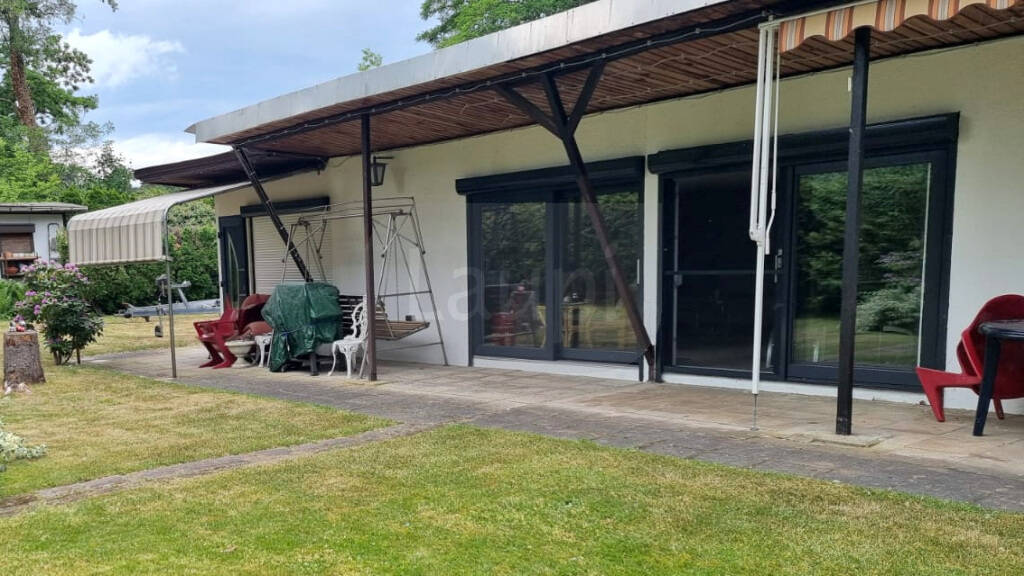 Wochenendhaus und Grundstücksansicht