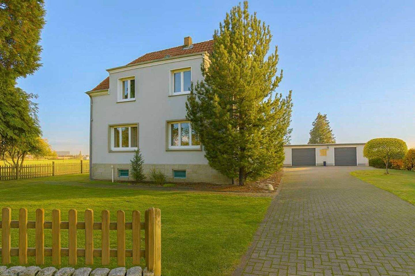 Thumbnail-Großzügiges Mehrgenerationen-Anwesen in Alleinlage - 2 sanierte Doppelhaushälften auf 2.500 m² Grund