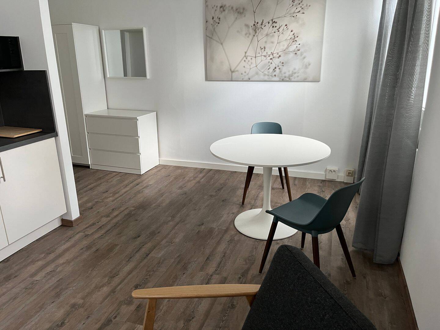 Thumbnail-Business-Wohnen - Neu und sehr geschmackvoll möbliertes 1 Zimmer-Appartement im EG, Außenstellplatz oder TG-Stellplatz optional