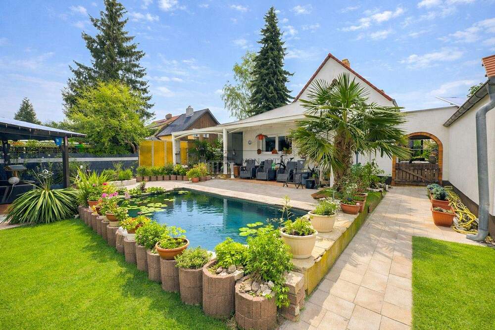 Thumbnail-Raum für Familie: Lichtdurchflutetes Zuhause mit Gartenidylle