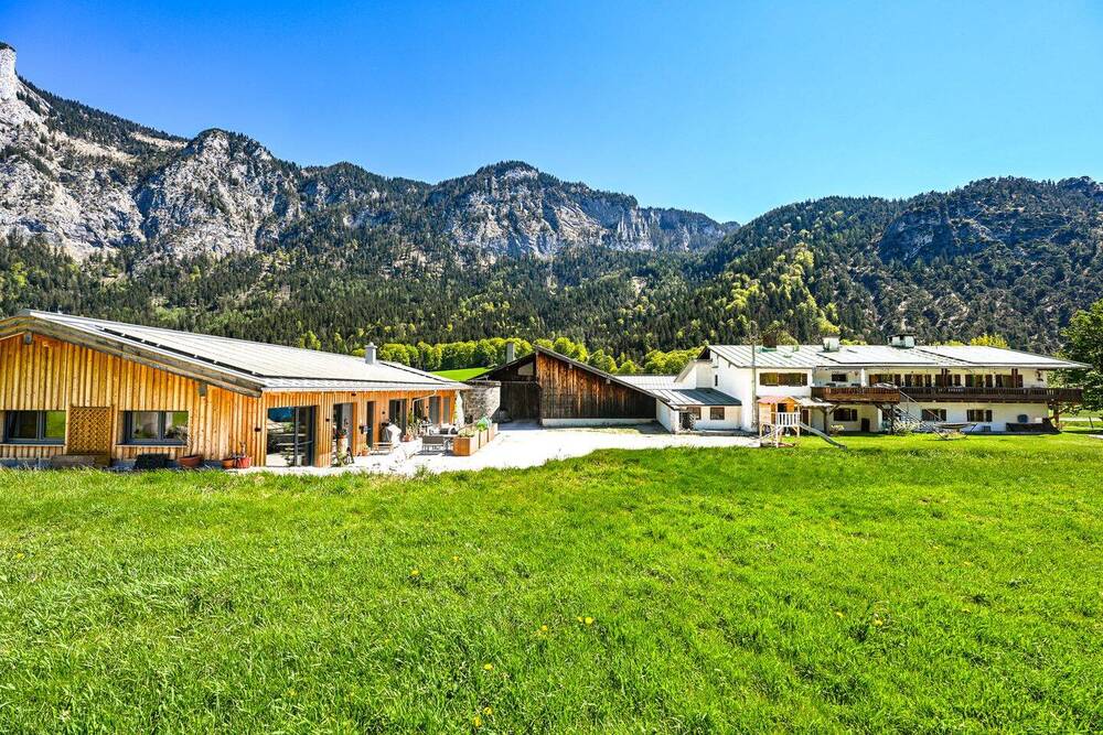 Thumbnail-Traumhaftes Alpenanwesen mit drei Häusern, Stallung und landwirtschaftlichen Flächen sowie Forst