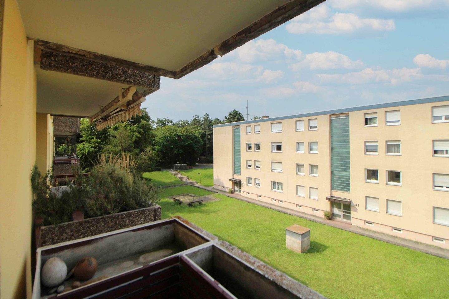 Thumbnail-Attraktive 3,5-Zimmer Wohnung mit 2 Balkone und einer Tiefgaragenbox