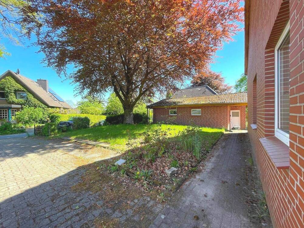 Thumbnail-Verkaufsangebot für ein Einfamilienhaus, ca. 160 m² Wohnfläche, aufgeteilt in zwei Einheiten, eigenes Grundstück ca. 1.000 m², in Sottorf-Rosengarten
