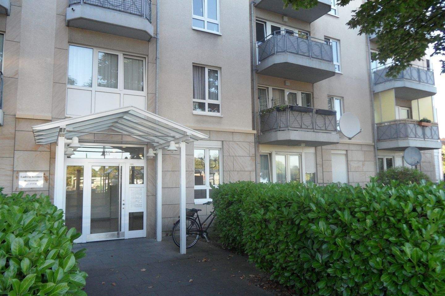 Thumbnail-* RESERVIERT * Bonn ansprechende 2-Zimmerwohnung mit Balkon, Aufzug, Kellerraum, TG-Stellplatz, in zentraler Wohnlage