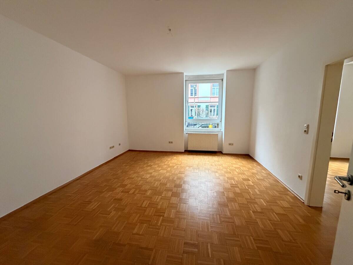 Thumbnail-Renovierte 3-Zimmer-Altbauwohnung mit Parkett und EBK im Frankfurter Nordend-West