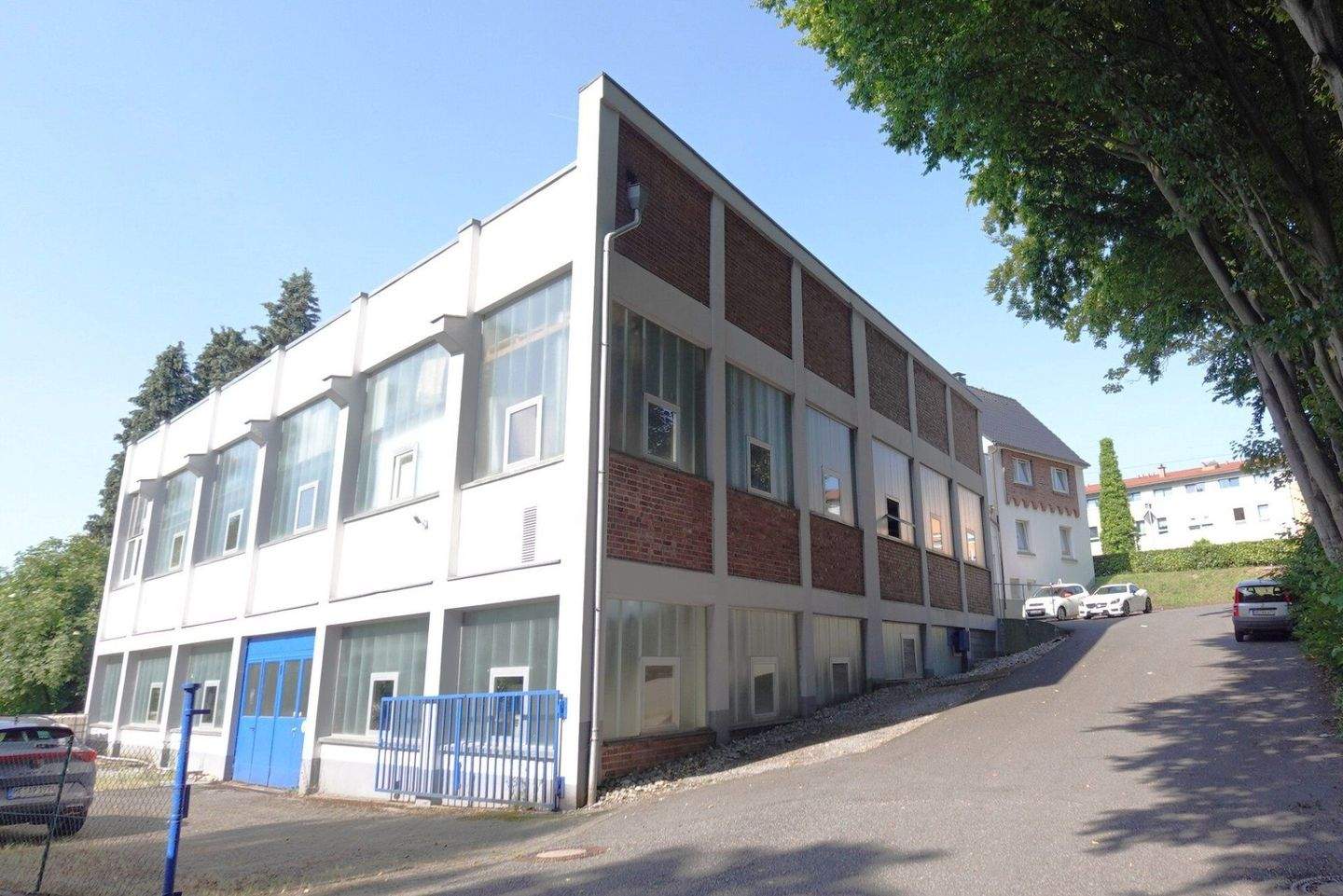 Thumbnail-EBENERDIG ANFAHRBARE PRODUKTIONS- UND LAGERHALLEN + BÜROFLÄCHEN! (P9250)