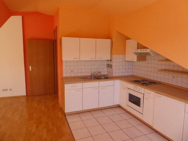 Wohnzimmer mit offener Küche
