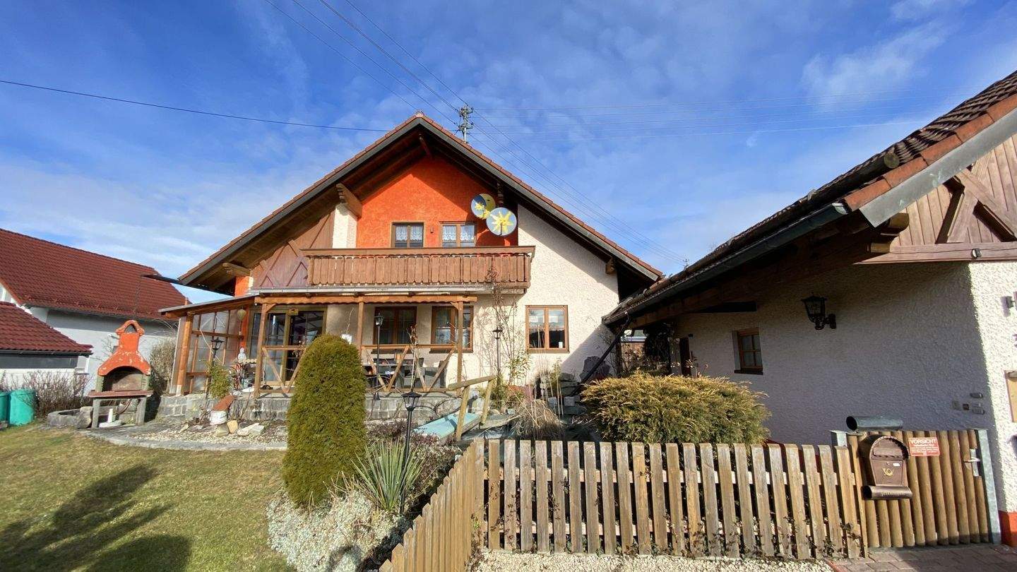 Thumbnail-Großes Zweifamilienhaus mit Einliegerwohnung in ruhiger Lage von Aletshausen