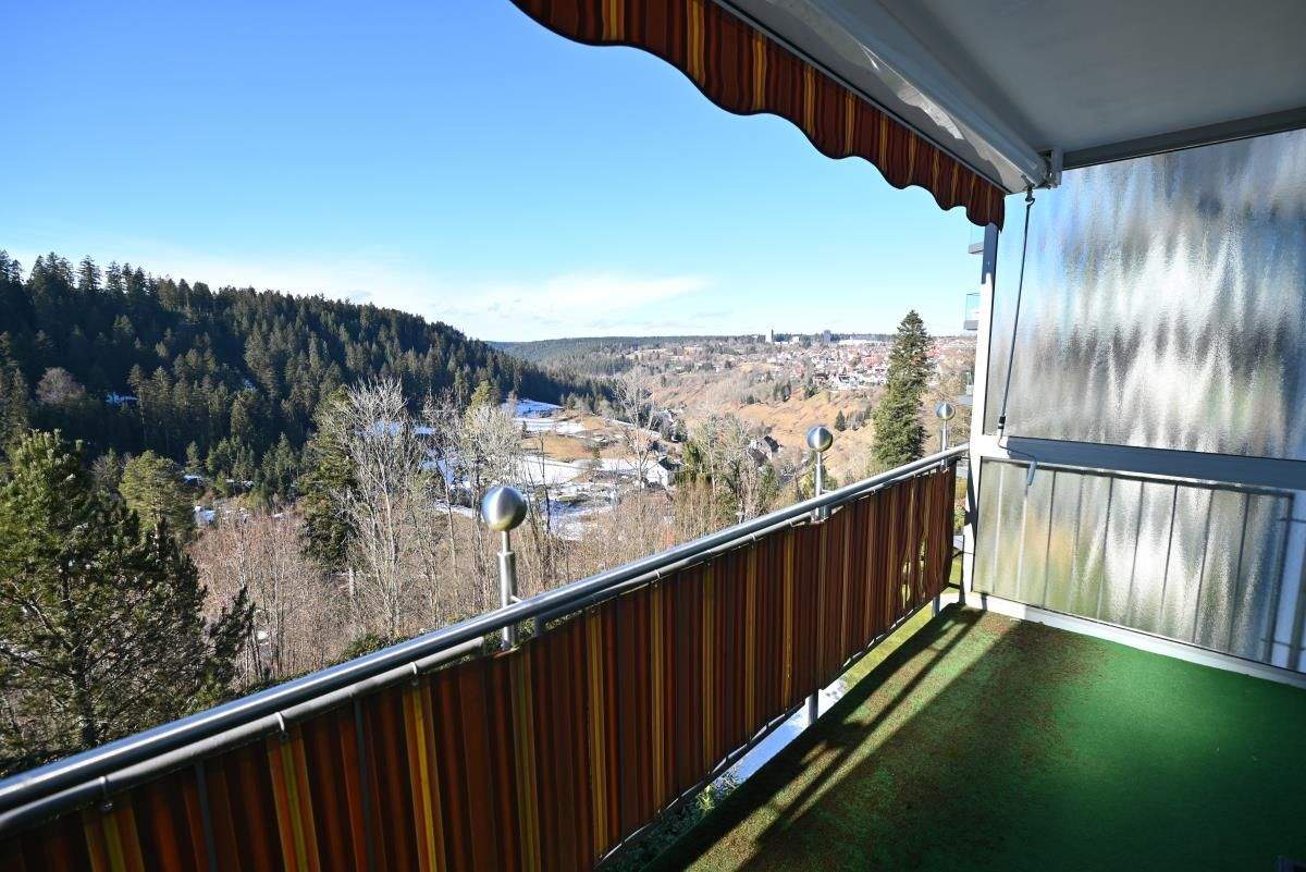 Thumbnail-Großzügige, seniorengerechte 2,5-Zimmer-Wohnung mit zwei Balkonen in schöner Aussichtslage