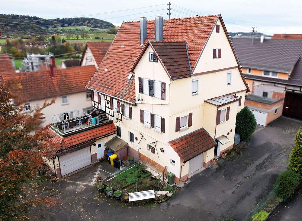 Thumbnail-Schlössle von Höfen - Großzügiges 3-Familienhaus mit weiterem Ausbaupotenzial.
