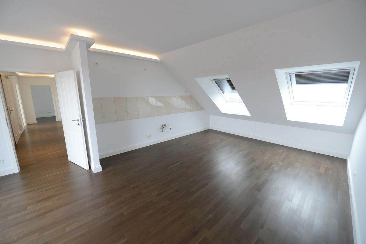 Thumbnail-Jetzt aber! Schickes Dachgeschoss + Parkett + Fußbodenheizung + Loggia + tolles Bad + LED-Licht