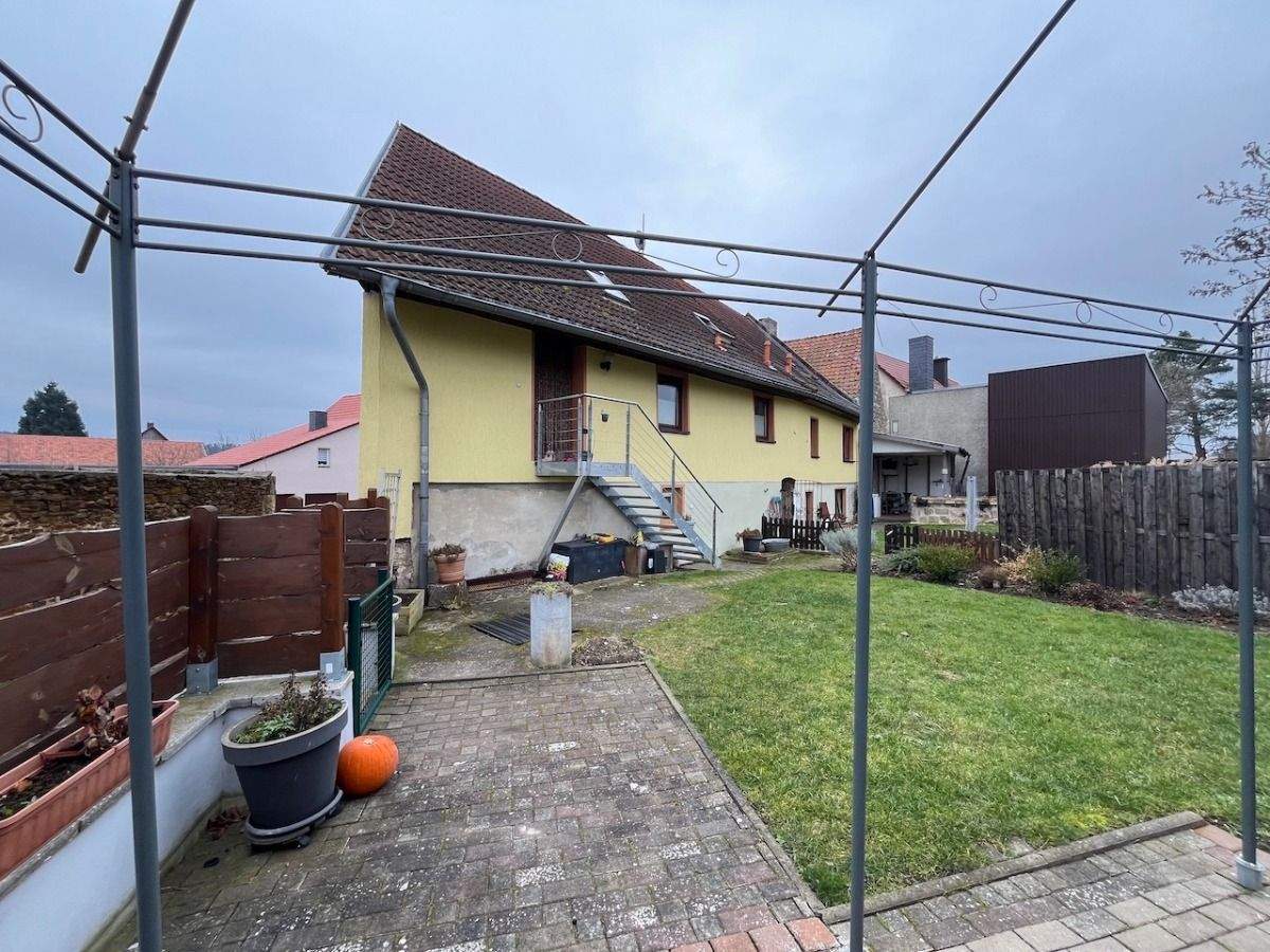 Thumbnail-Zweifamilienhaus mit großem Grundstück und Scheune in Westerhausen