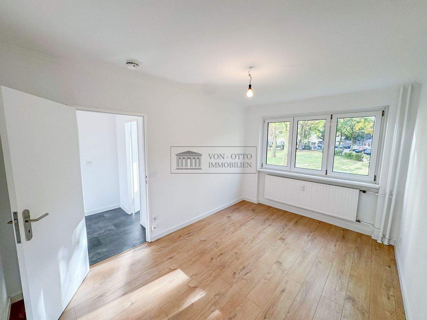 Thumbnail-Wohlfühlzuhause Sanierte 2 Zimmer Wohnung mit Balkon