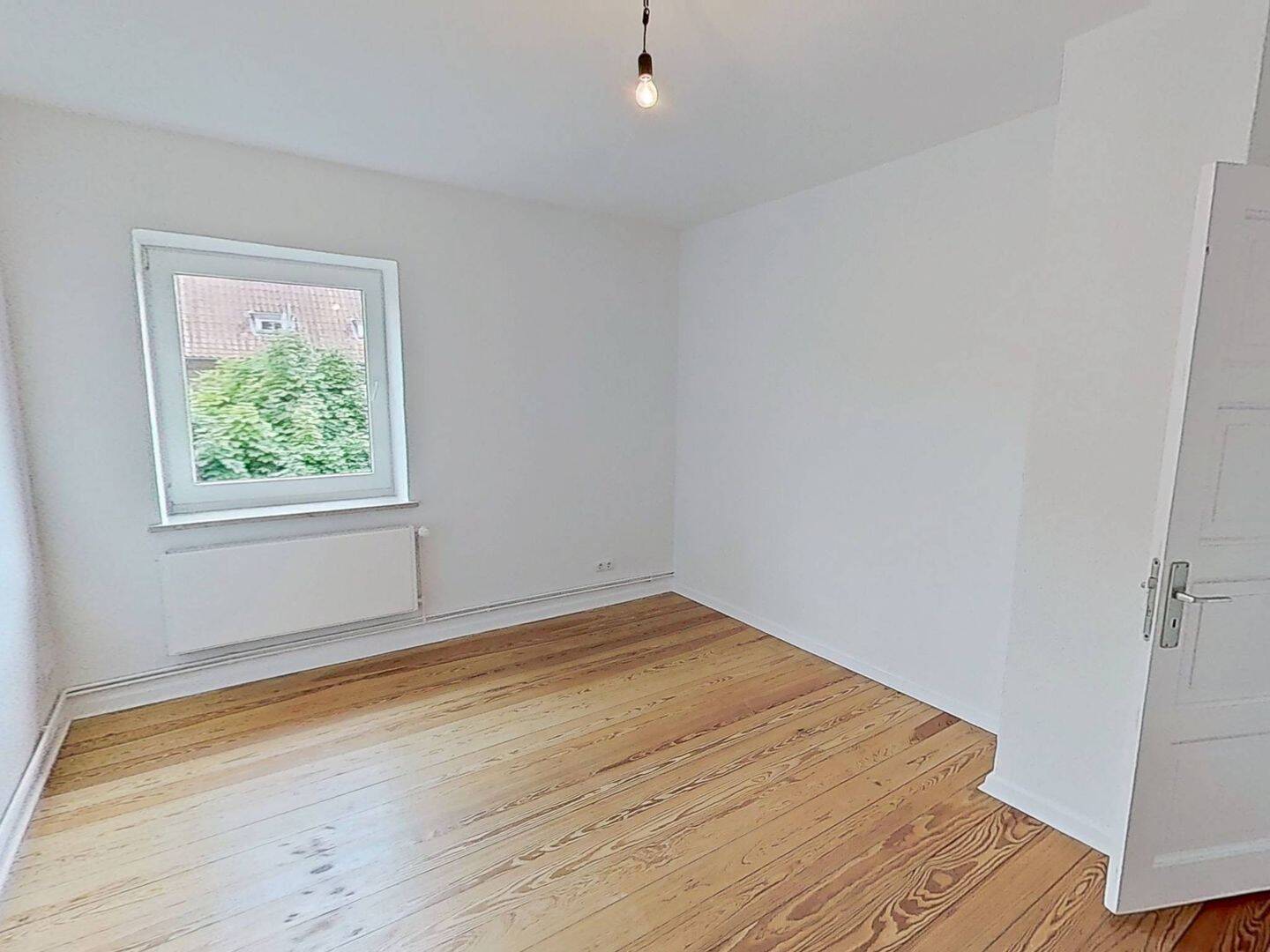 Thumbnail-Große 3-Zimmer-Wohnung mit viel Lichteinfall und modernem Bad
