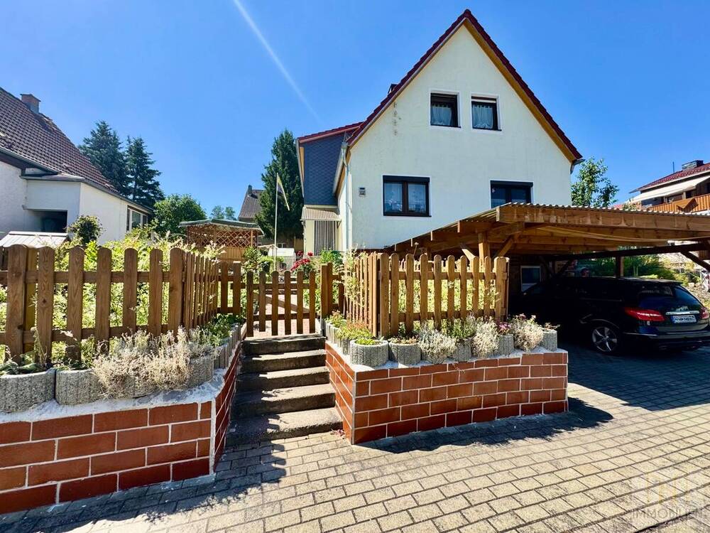 Thumbnail-Einfamilienhaus mit großzügigem Wohnraum und gepflegtem Außenbereich