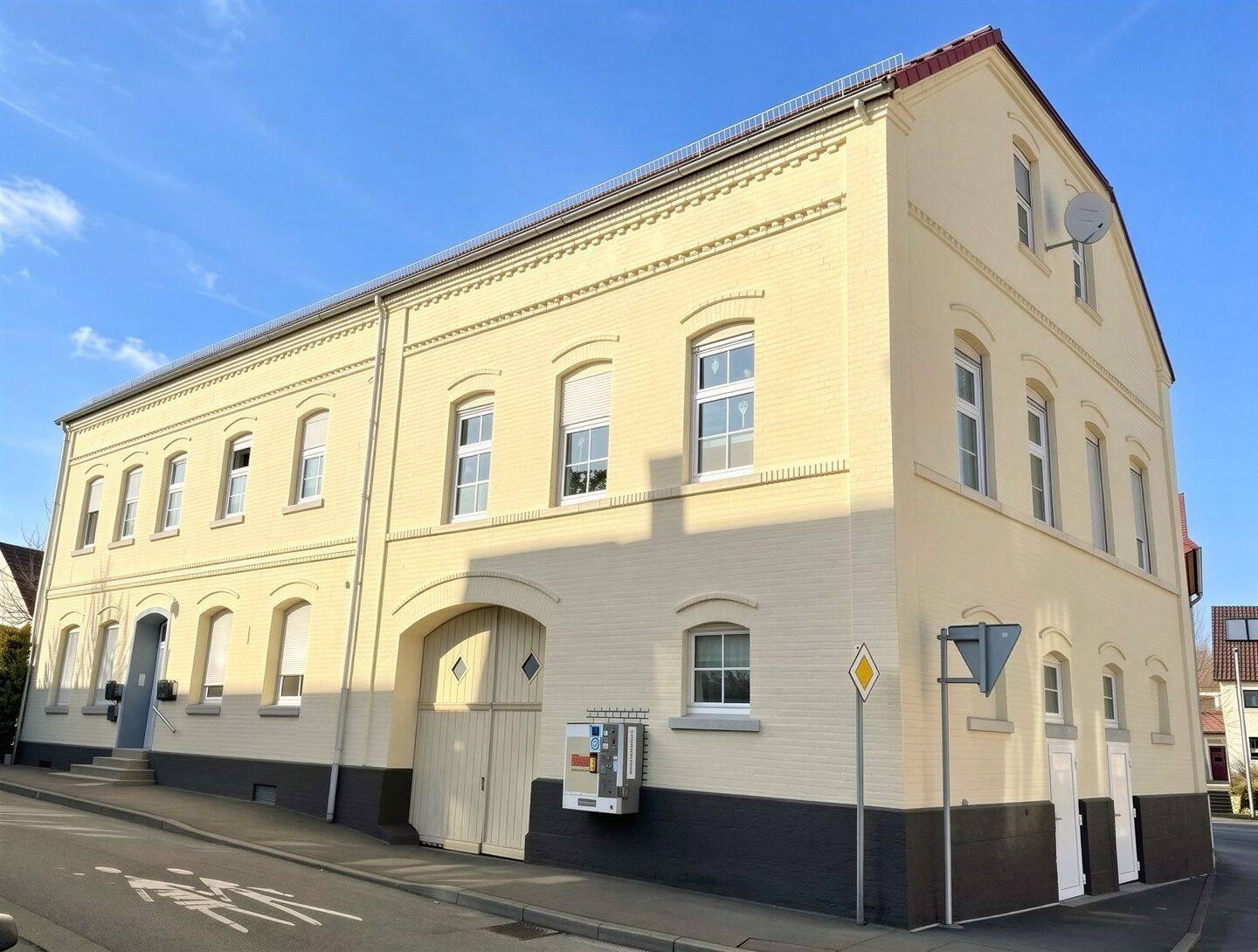 Thumbnail-Solides Mehrfamilienhaus mit fünf Wohneinheiten und zusätzlicher PV-Einnahme in Warburg- OT