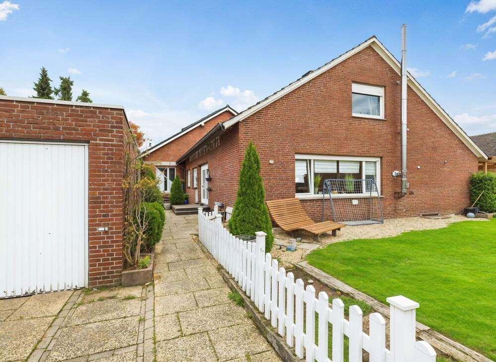 Thumbnail-Gemütliches Zweifamilienhaus mit Garage und Garten in ruhiger Lage - Ihr Traum vom Wohnen im Grünen!