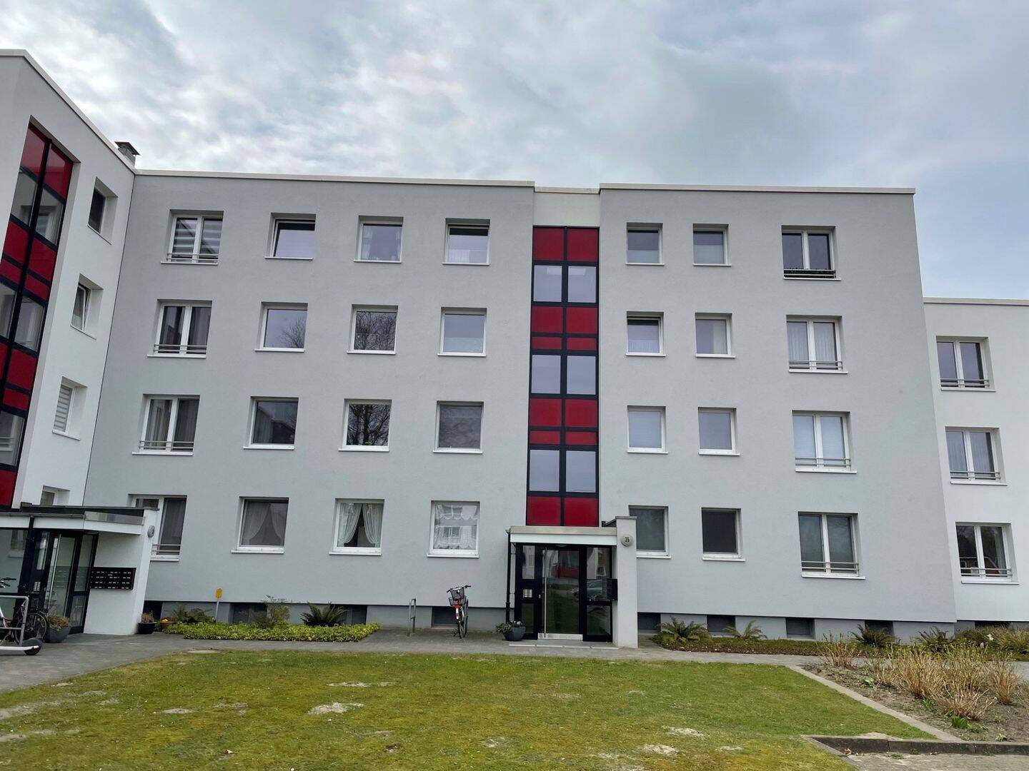 Thumbnail-Kleine 2 Zimmer-Wohnung mit Loggia in Elmshorn sucht Nachmieter!