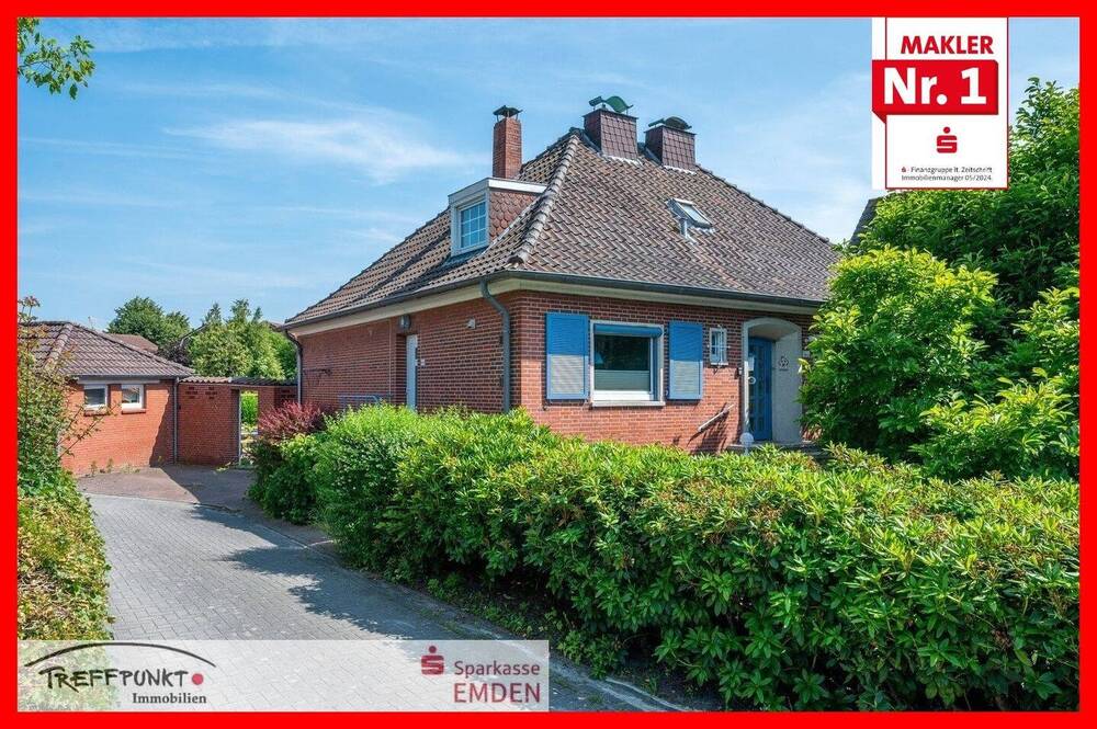 Vorderansicht mit Zufahrt zum Gästebungalow