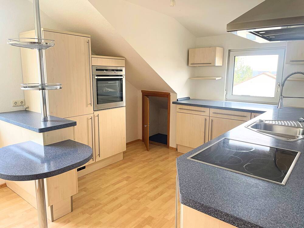 Thumbnail-Helle 4-Zimmer-Wohnung im DG mit Balkon, EBK und Kellerraum