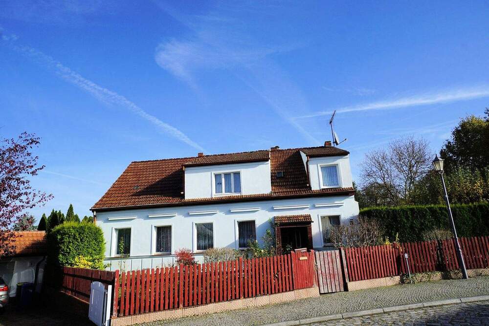 Thumbnail-Ein großes Einfamilienhaus mit teilweisem Sanierungsbedarf und Nebengelass