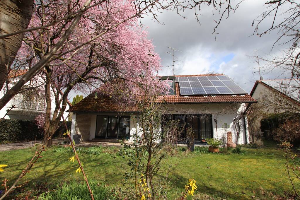 Thumbnail-**GELEGENHEIT**Großes EFH mit herrlichem Garten in TOP Wohnlage Neufahrn (S1)