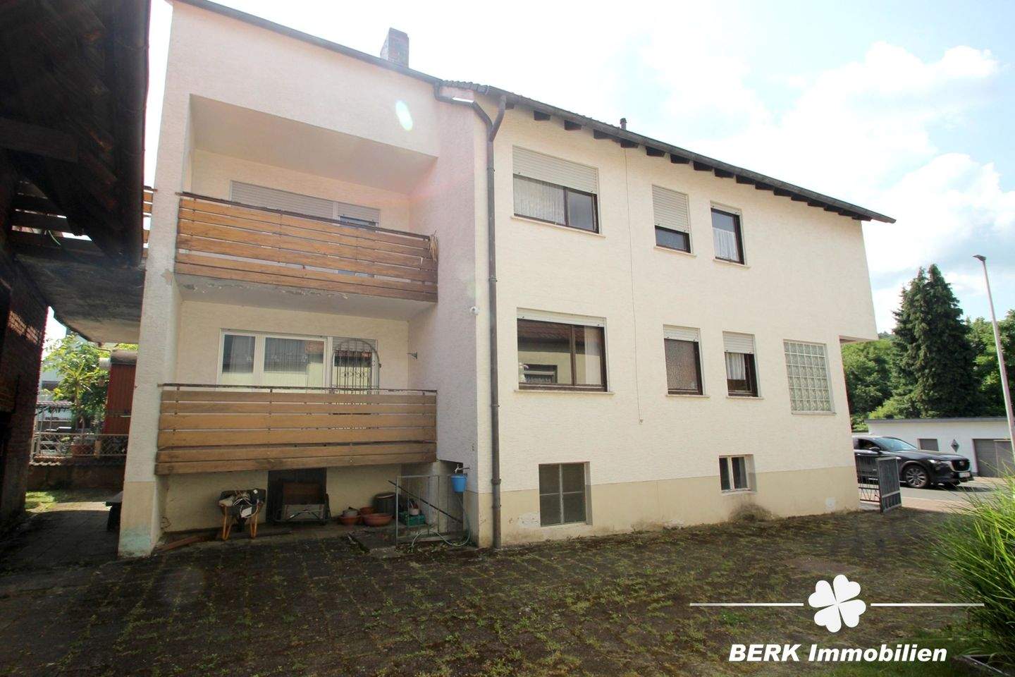 Thumbnail-BERK Immobilien - Charmantes Einfamilienhaus mit zwei Wohneinheiten und großzügiger Scheune + Garage