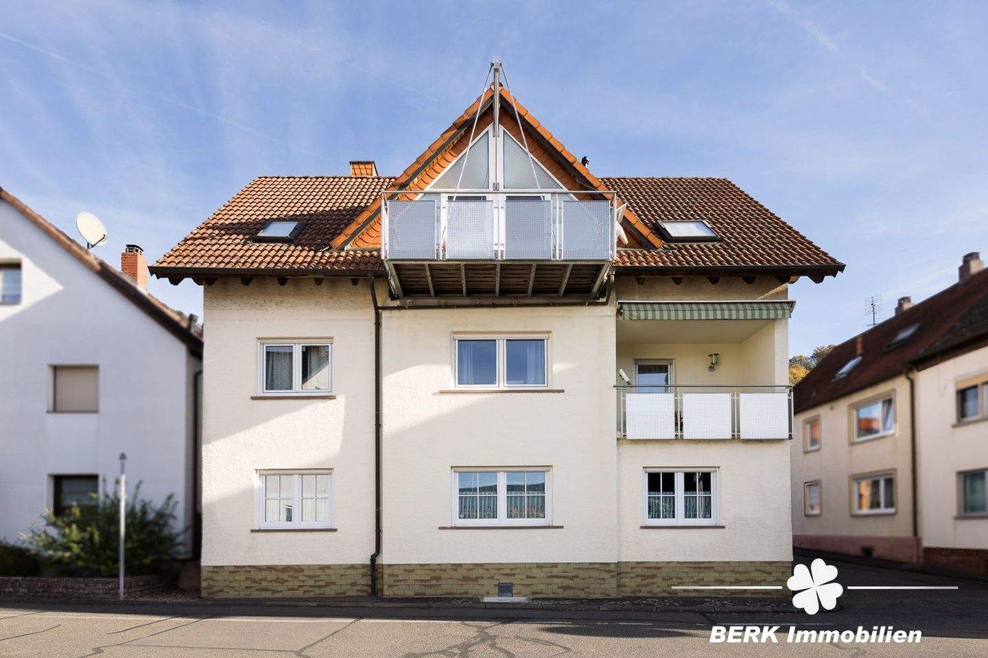 Thumbnail-BERK Immobilien - Repräsentatives Mehrfamilienhaus mit prägnantem Innenhof
