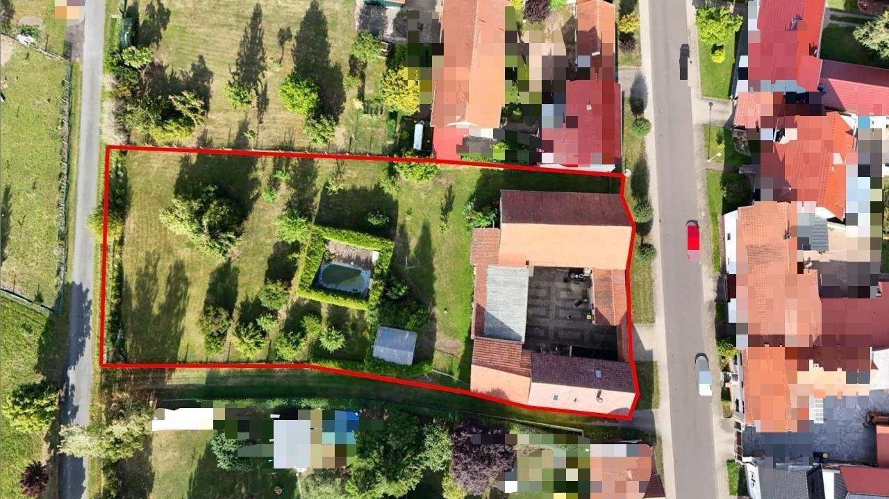 Thumbnail-teilsanierter Vierseitenhof mit großem Garten in Ortsrandlage