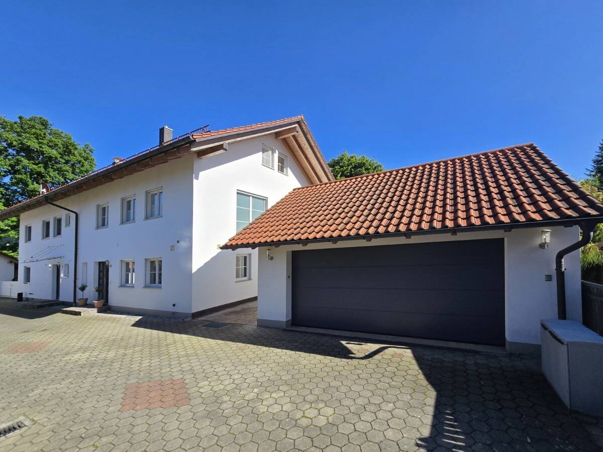 Doppelgarage und Haus