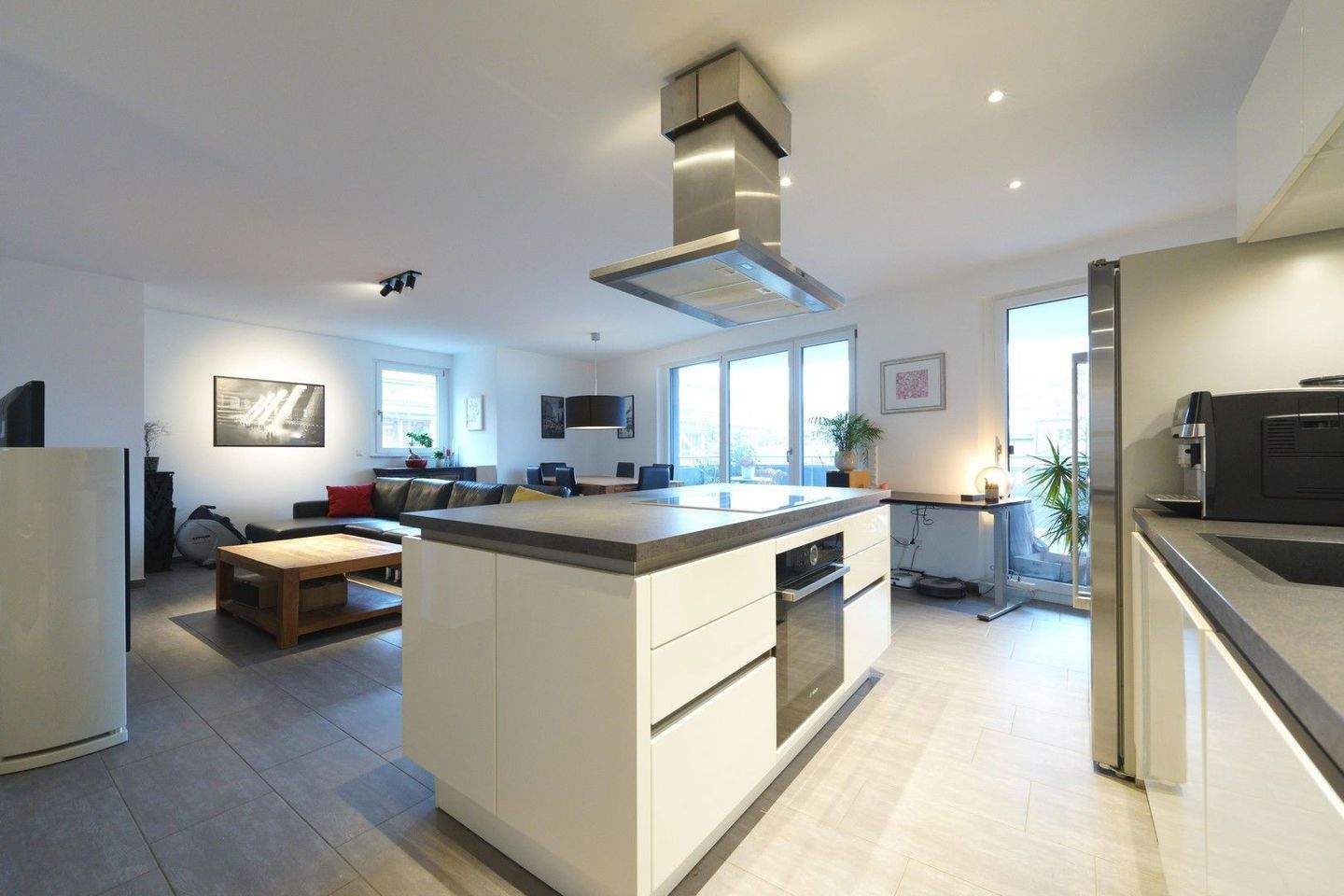 Thumbnail-Moderne 3,5 Zimmer Wohnung in Stuttgart-West mit Balkon, Einbauküche, Aufzug, Tiefgarage, Wallbox