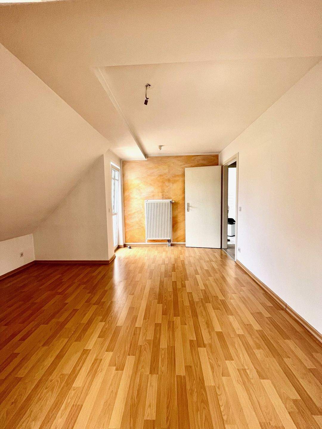 Thumbnail-Vermietete 2-Zimmer-Dachgeschosswohnung mit Aufzug und Stellplatz in Dresden-Laubegast