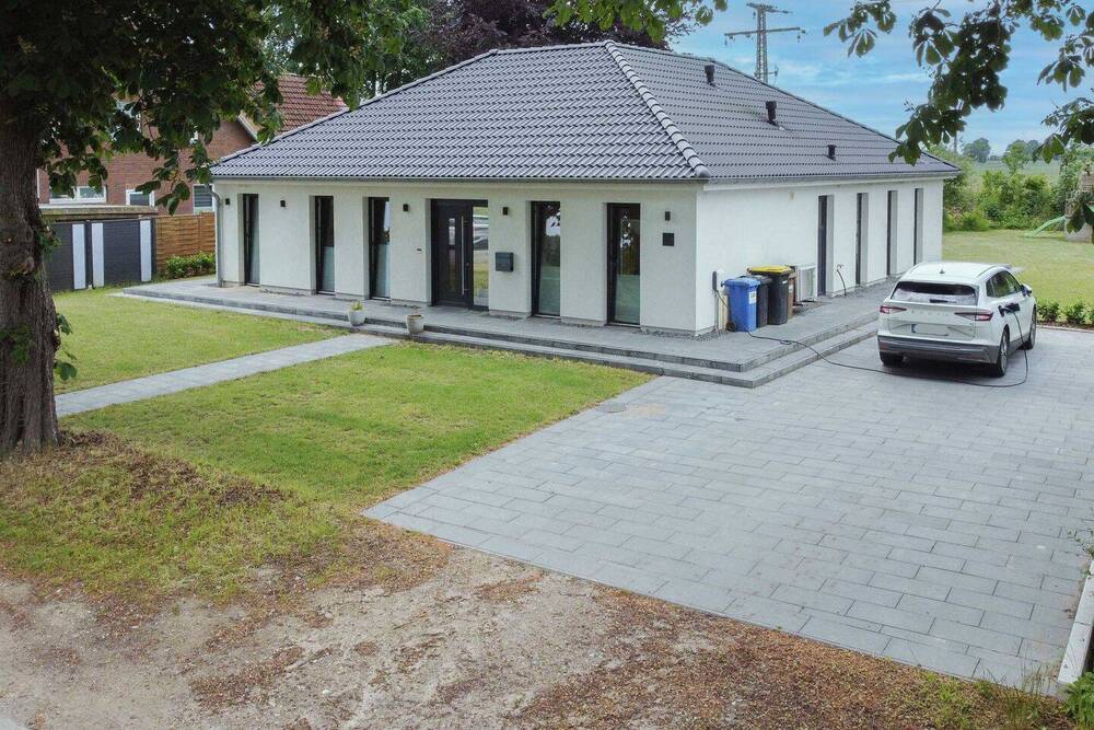 Thumbnail-Familienidylle in Wassernähe: Stilvoller Bungalow mit 5 Zimmern auf großzügigem Grundstück