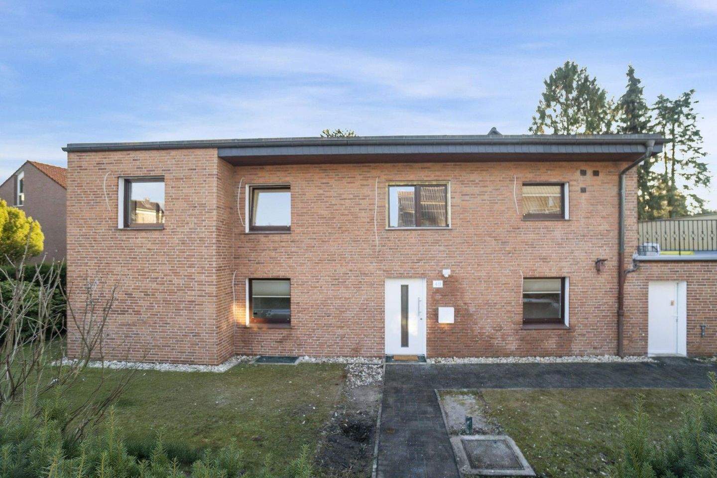 Thumbnail-Modernisiertes Einfamilienhaus mit Dachterrasse, Photovoltaik & Garage in ruhiger Lage von Hilden