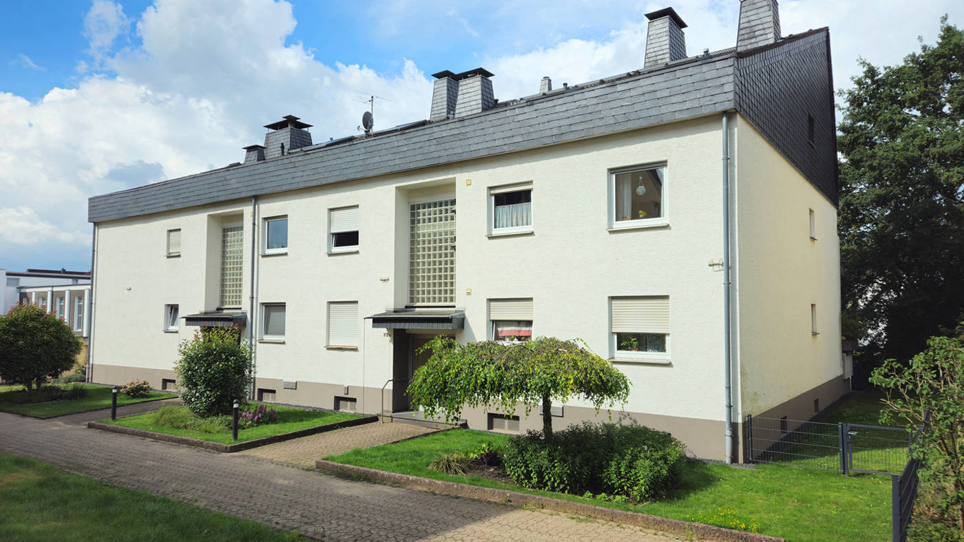 Thumbnail-Gut vermietete 2-Zimmer-Dachgeschosswohnung mit Balkon u. Garage im Herzen von Burscheid