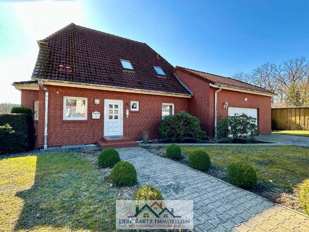 Thumbnail-Großzügiges Einfamilienhaus mit Vollkeller, Doppelgarage und großem Grundstück.