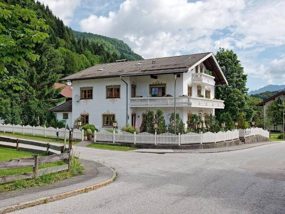 Thumbnail-WohnenArbeiten, ruhige Gewerbe möglich, Chiemseenähe, Haus mit 12 Zimmer, 7 DuschenWC, Bergblick
