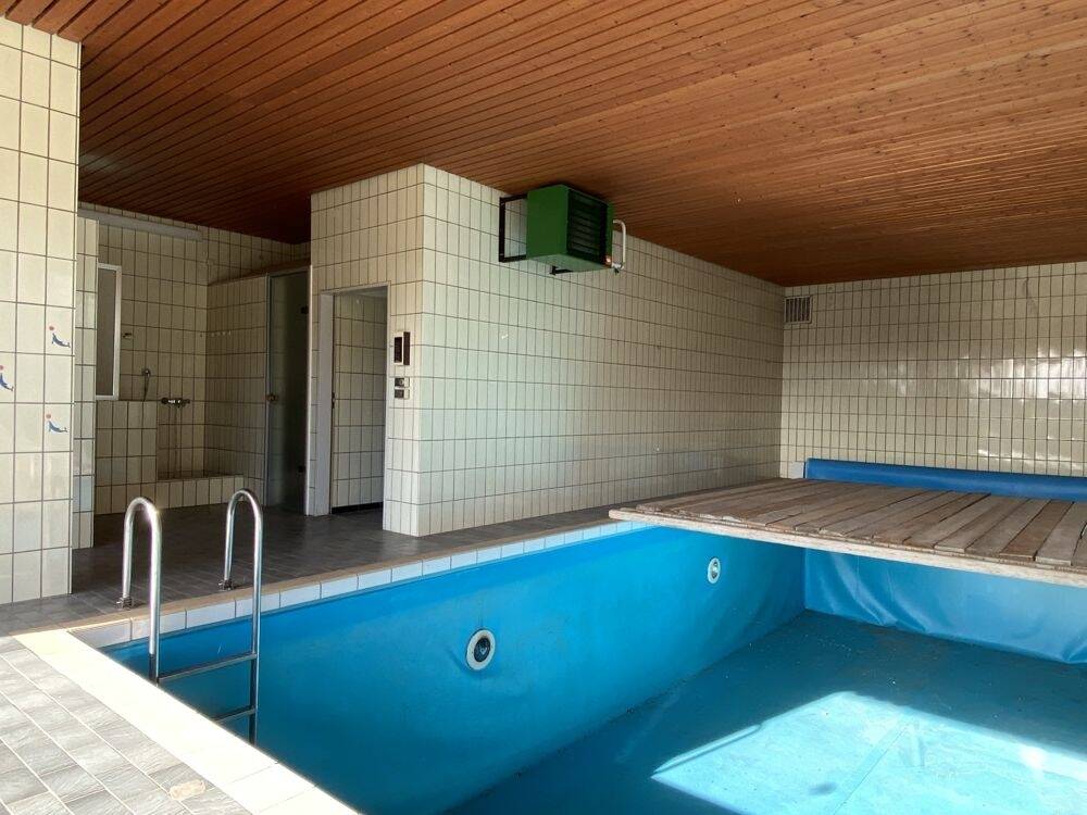 Thumbnail-Zweifamilienhaus mit großzügigem Hallenanbau und eigenem Wellnessbereich