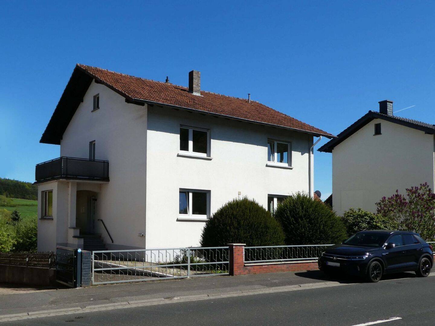 Thumbnail-AUMÜLLER-Immobilien - Sympathisches Zweifamilienhaus mit zwei 3-Zi-Wohnungen, Garage und Garten