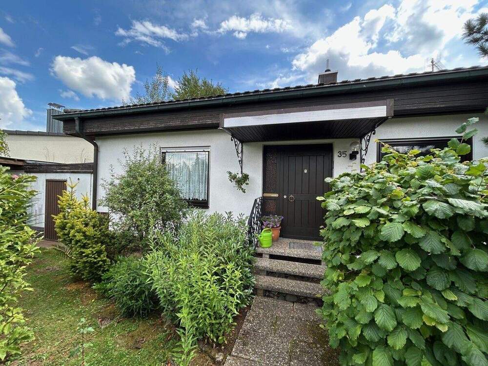 Thumbnail-Einfamilienhaus mit Garage und Einbauküche im Bungalowstil