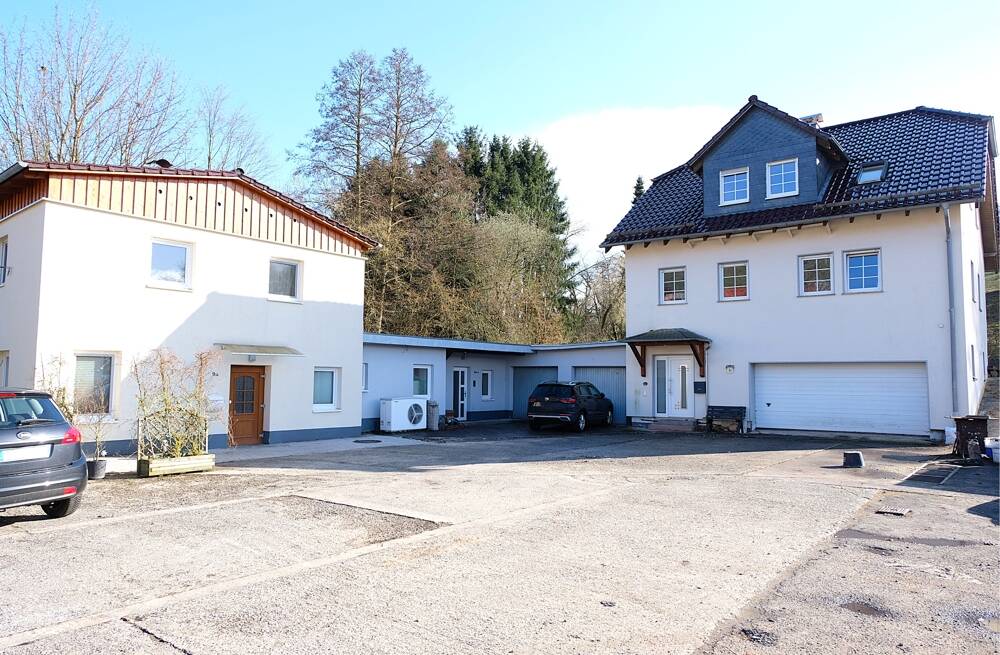 Thumbnail-Exklusives Angebot: 2 Häuser, 1 Büroeinheit, 3 Garagen, Hof und Garten in Richelsdorf !