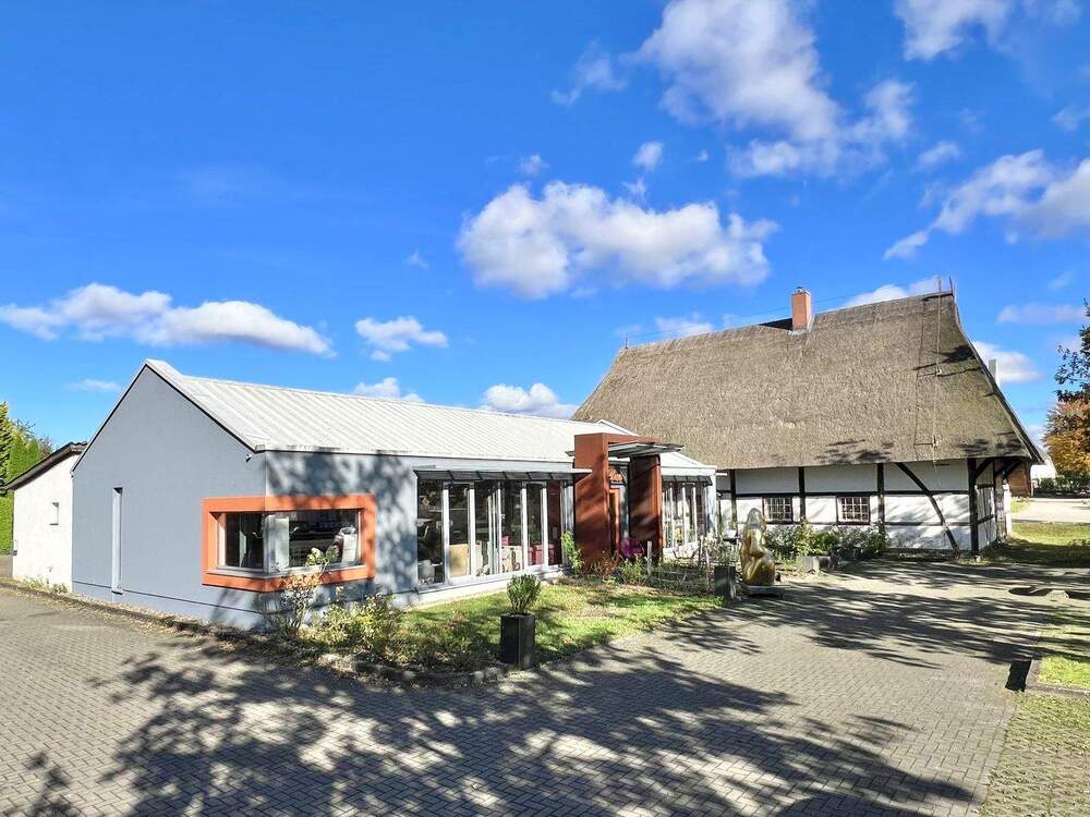 Thumbnail-Vielseitiges ca. 458 m² großes Gewerbe mit Reetdachscheune & Halle an der B105 in Bargeshagen!