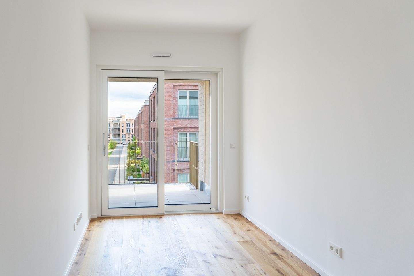 Thumbnail-+++ Modernes Wohnen am Wasser - 3-Raumwohnung mit Loggia und traumhaftem Elbblick +++