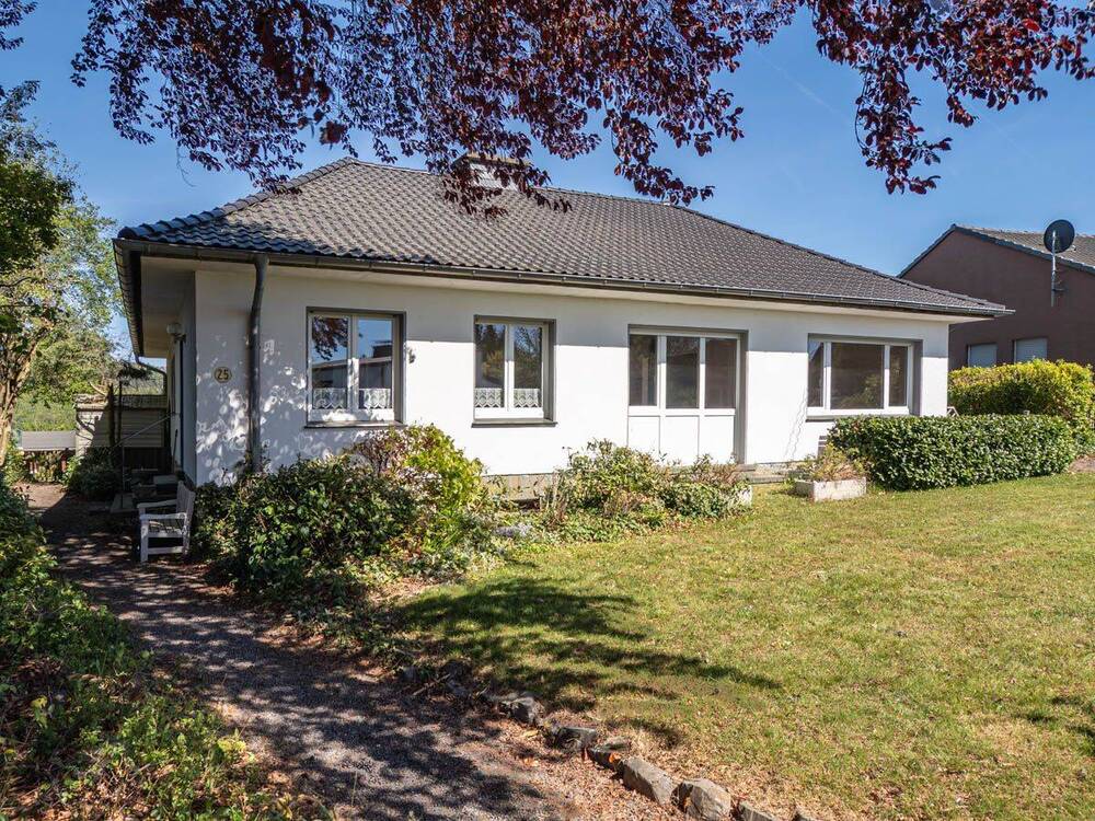 Thumbnail-Ansprechendes Einfamilienhaus (Bungalow) mit großem Garten in ruhiger Wohnlage von Arnsberg!