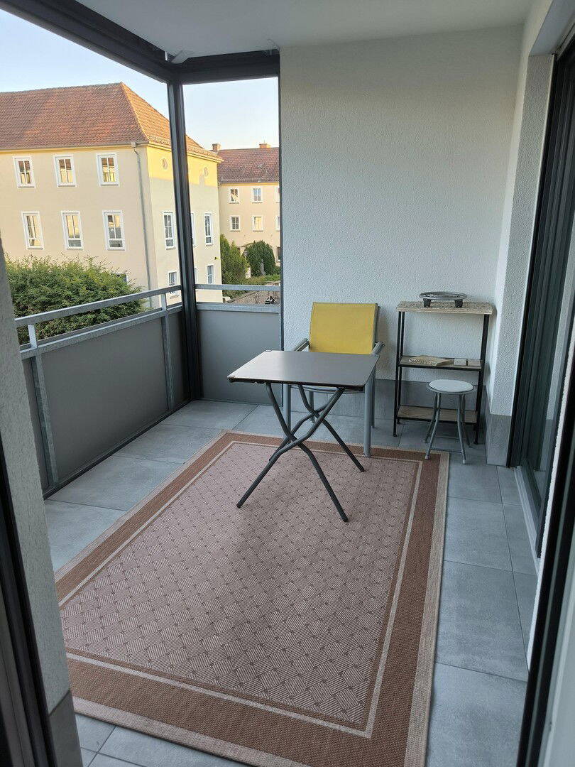 Balkon mit Tisch und Stühlen