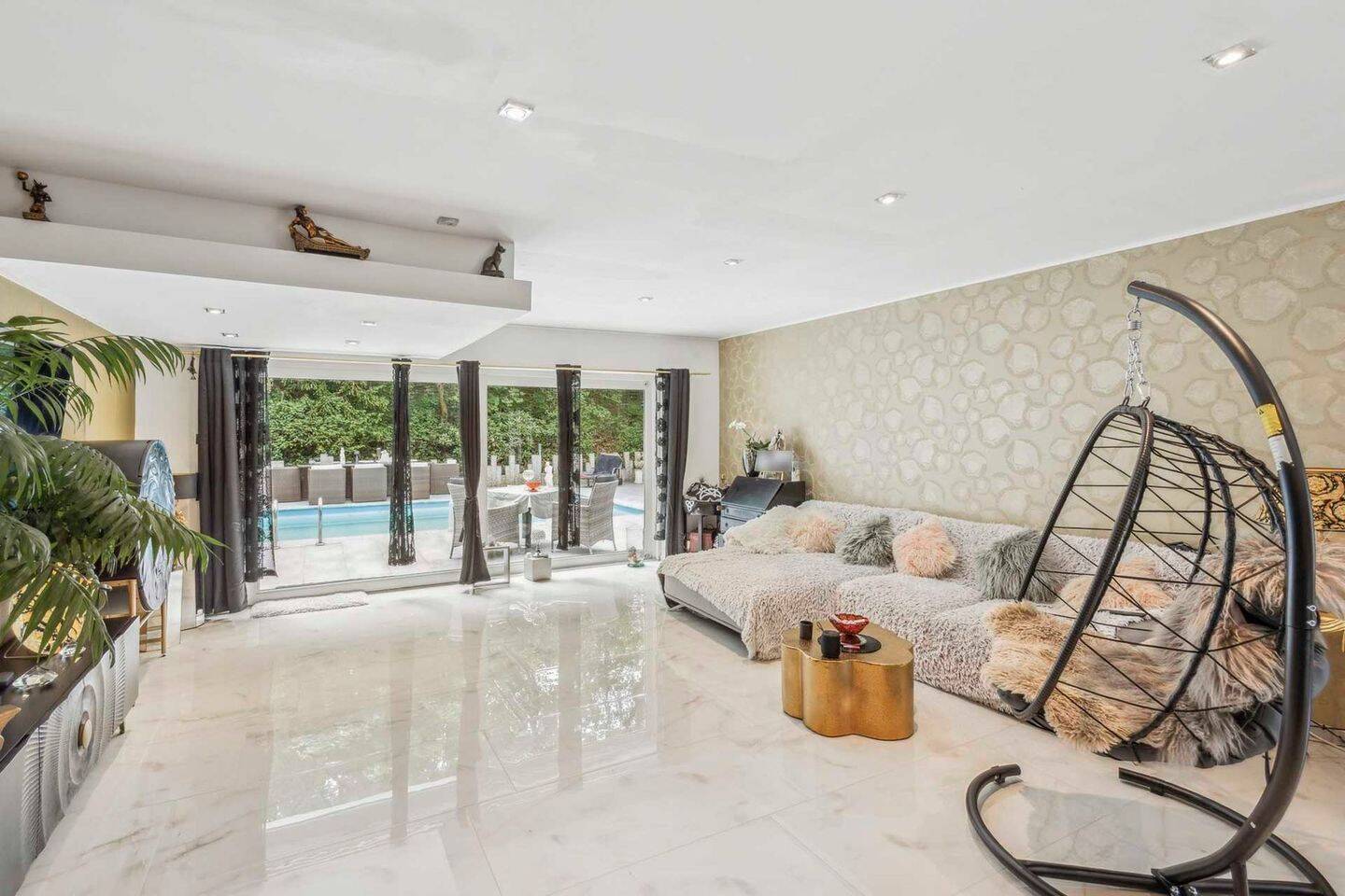 Wohnzimmer mit Blick auf Pool