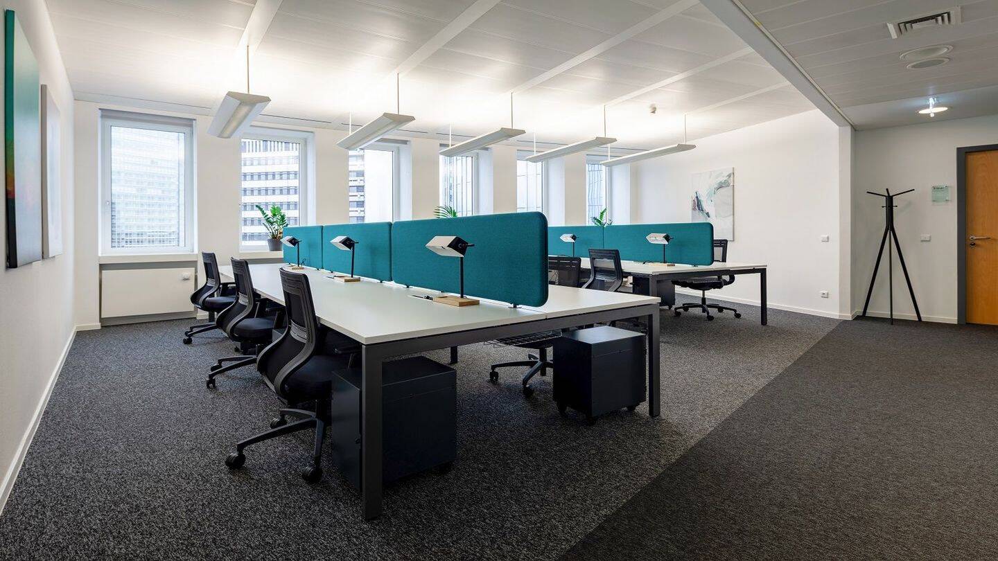 Thumbnail-Flex Desk im Open Space mit Skylineview