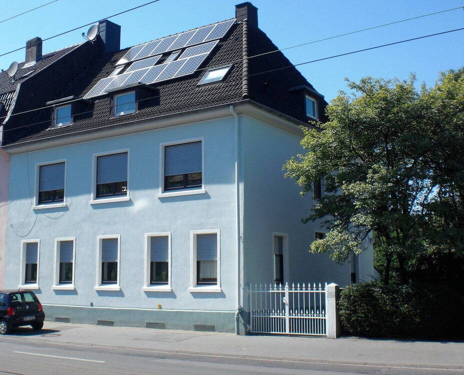 Thumbnail-Wohnen und Arbeiten: Stilvolles Mehrfamilien- und Geschäftshaus mit großem Garten.