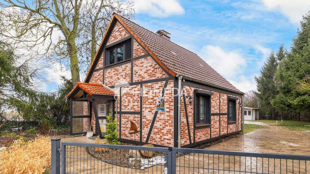 Thumbnail-Wohnen auf zwei Ebenen - Einfamilienhaus mit Balkon, Terrasse und Garten